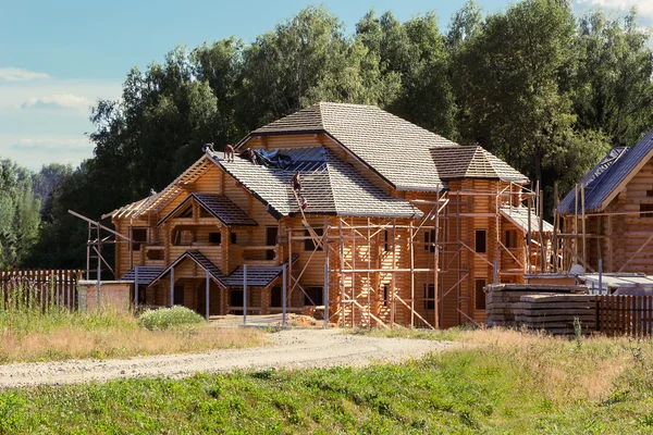 Builders cover the roof of a log house — Stock Photo, Image