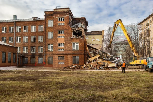 Koparka burzy budynek starej szkoły — Zdjęcie stockowe