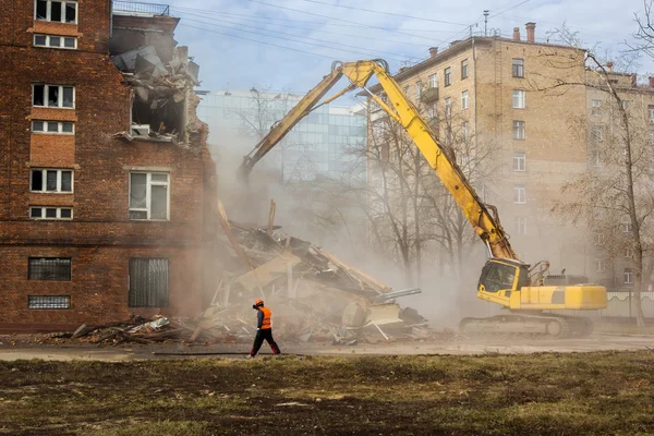 Excavatrice démolit vieux bâtiment de l'école — Photo