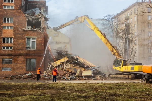 Excavator demolishes old school building — Stock Photo, Image