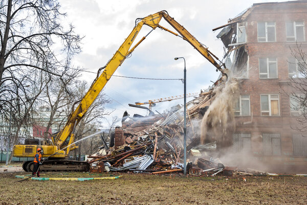 МОСКВА - 25 МАРТА 2015 г.: Экскаватор сносит здание 205 шхуны
