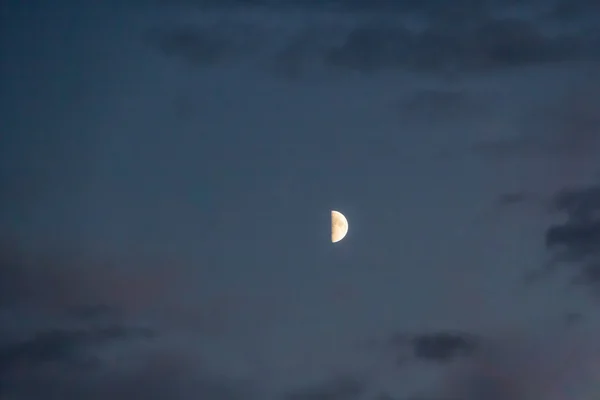 Luna y nubes en el cielo después del atardecer — Foto de Stock