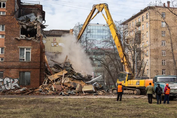 MOSCOU - 25 MARS 2015 : Une excavatrice démolit le bâtiment 205 schoo — Photo