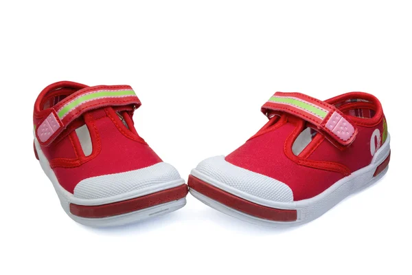 Пара красных детских кроссовок — стоковое фото