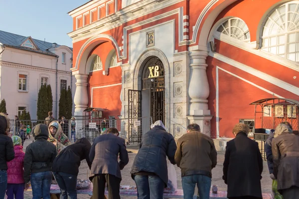 MOSCOW - ABRIL 11, 2015: paroquianos aguardando padre ortodoxo t — Fotografia de Stock