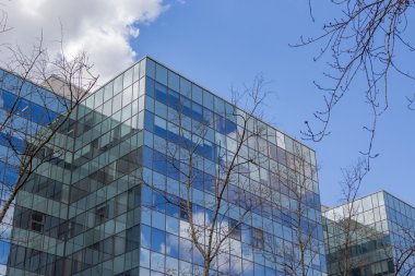 cam ofis mavi gökyüzüne karşı Binası