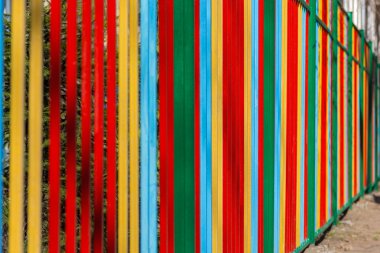 güneşli renkli boyalı metal çit