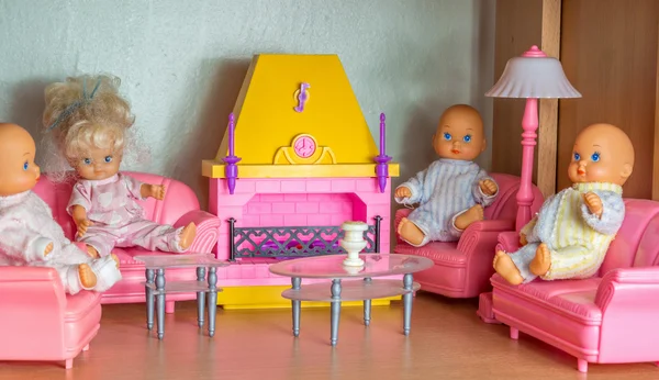 Pequena sala de estar boneca com bonecas kewpie — Fotografia de Stock