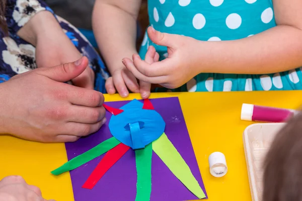 어린이 어른 손에 접착제 응용 프로그램 돛대에 색종이 — 스톡 사진