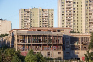 boya ön ile terk edilmiş binada