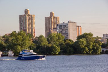 Şehirde nehrinde Motorlu tekne