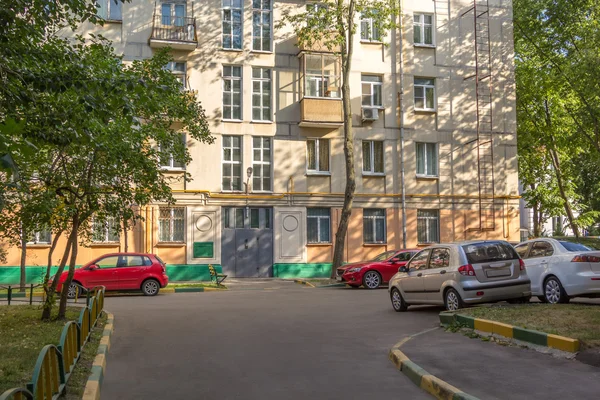 Estacionamento no pátio de uma casa de apartamento da cidade — Fotografia de Stock