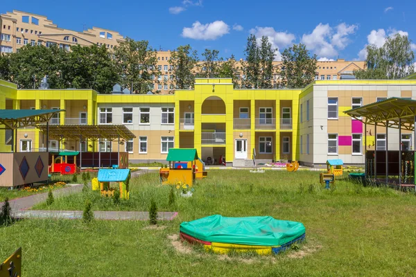 Kinderspeelplaats in spelen schoolplein — Stockfoto