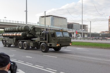 Moskova - 4 Mayıs 2015: Askeri araçlar Bolshaya Prospekt üzerinde