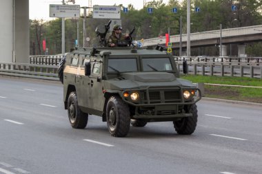 Moskova - 4 Mayıs 2015: Askeri araçlar Bolshaya Prospekt üzerinde