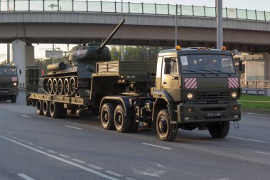 Moskova - 4 Mayıs 2015: Askeri araçlar Bolshaya Prospekt üzerinde