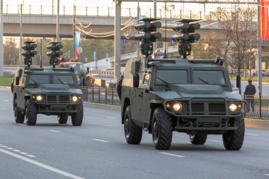 Moskova - 4 Mayıs 2015: Askeri araçlar Bolshaya Prospekt üzerinde