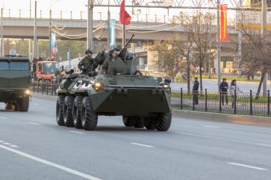 Moskova - 4 Mayıs 2015: Askeri araçlar Bolshaya Prospekt üzerinde