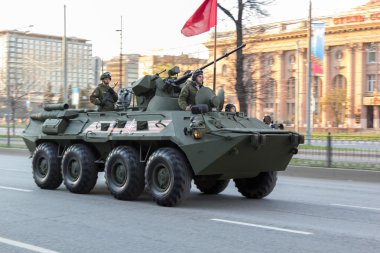 Moskova - 4 Mayıs 2015: Askeri araçlar Bolshaya Prospekt üzerinde