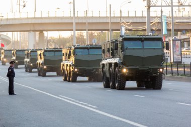 Moskova - 4 Mayıs 2015: Askeri araçlar Bolshaya Prospekt üzerinde
