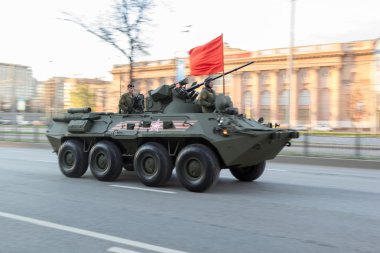 Moskova - 4 Mayıs 2015: Askeri araçlar Bolshaya Prospekt üzerinde