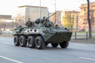 Moskova - 4 Mayıs 2015: Askeri araçlar Bolshaya Prospekt üzerinde
