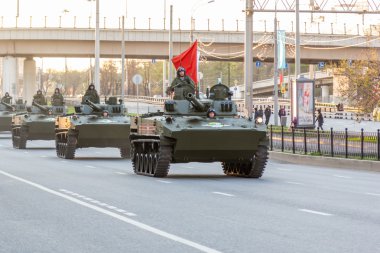 Moskova - 4 Mayıs 2015: Askeri araçlar Bolshaya Prospekt üzerinde