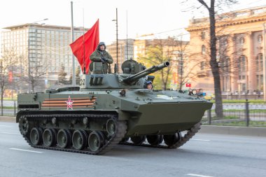 Moskova - 4 Mayıs 2015: Askeri araçlar Bolshaya Prospekt üzerinde