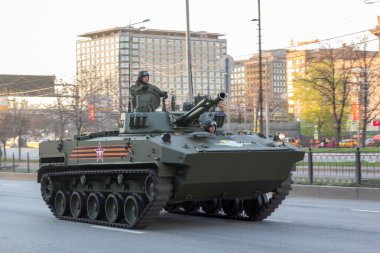 Moskova - 4 Mayıs 2015: Askeri araçlar Bolshaya Prospekt üzerinde