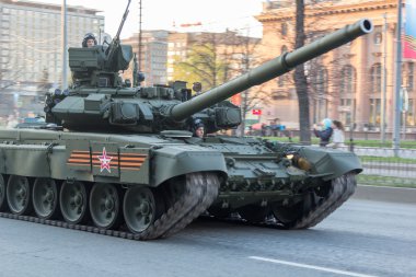 Moskova - 4 Mayıs 2015: Askeri araçlar Bolshaya Prospekt üzerinde