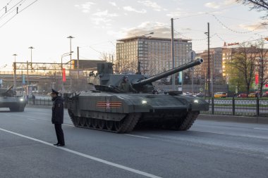 Moskova - 4 Mayıs 2015: Askeri araçlar Bolshaya Prospekt üzerinde