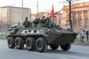 Moskova - 4 Mayıs 2015: Askeri araçlar Bolshaya Prospekt üzerinde
