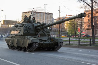 Moskova - 4 Mayıs 2015: Askeri araçlar Bolshaya Prospekt üzerinde