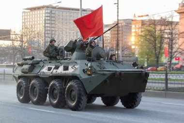Moskova - 4 Mayıs 2015: Askeri araçlar Bolshaya Prospekt üzerinde