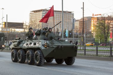Moskova - 4 Mayıs 2015: Askeri araçlar Bolshaya Prospekt üzerinde