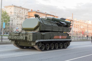 Moskova - 4 Mayıs 2015: Askeri araçlar Bolshaya Prospekt üzerinde