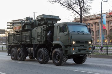 Moskova - 4 Mayıs 2015: Askeri araçlar Bolshaya Prospekt üzerinde