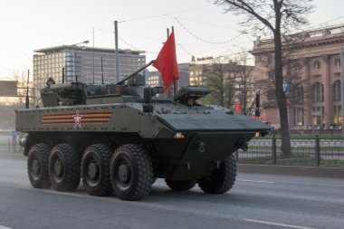 Moskova - 4 Mayıs 2015: Askeri araçlar Bolshaya Prospekt üzerinde