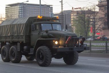 Moskova - 4 Mayıs 2015: Askeri araçlar Bolshaya Prospekt üzerinde