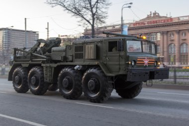 Moskova - 4 Mayıs 2015: Askeri araçlar Bolshaya Prospekt üzerinde