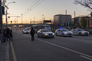 Moskova - 4 Mayıs 2015: Askeri araçlar Bolshaya Prospekt üzerinde