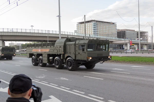 Moskva - 4 května 2015: Vojenská vozidla na Leningradsky Prospekt — Stock fotografie