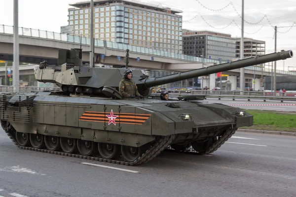 MOSCOW - MAY 4, 2015: Military vehicles on Leningradsky Prospekt — Stock Photo, Image