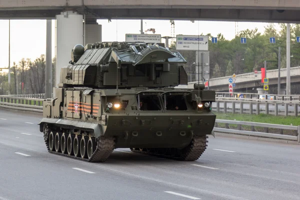 MOSCOW - MAY 4, 2015: Military vehicles on Leningradsky Prospekt — Stock Photo, Image