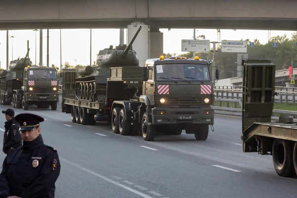 Moskva - 4 května 2015: Vojenská vozidla na Leningradsky Prospekt — Stock fotografie