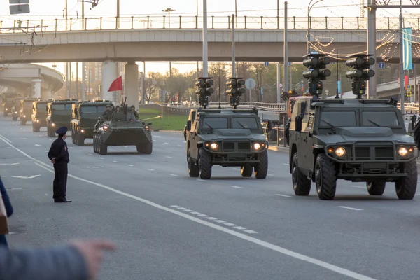 MOSCOW - MAY 4, 2015: Military vehicles on Leningradsky Prospekt — Stock Photo, Image