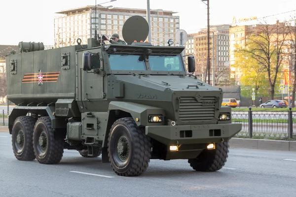 MOSCOW - MAY 4, 2015: Military vehicles on Leningradsky Prospekt — Stock Photo, Image