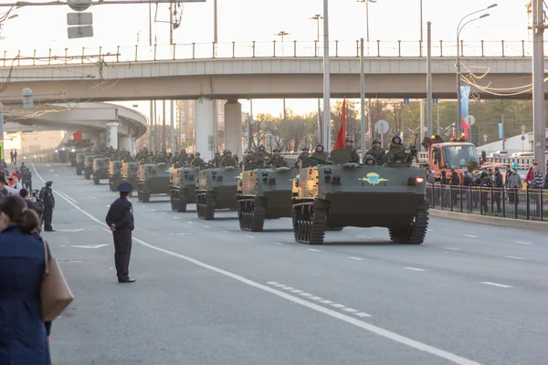 MOSCOW - MAY 4, 2015: Military vehicles on Leningradsky Prospekt — Stock Photo, Image