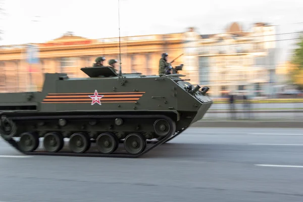 MOSCOW - MAY 4, 2015: Military vehicles on Leningradsky Prospekt — Stock Photo, Image