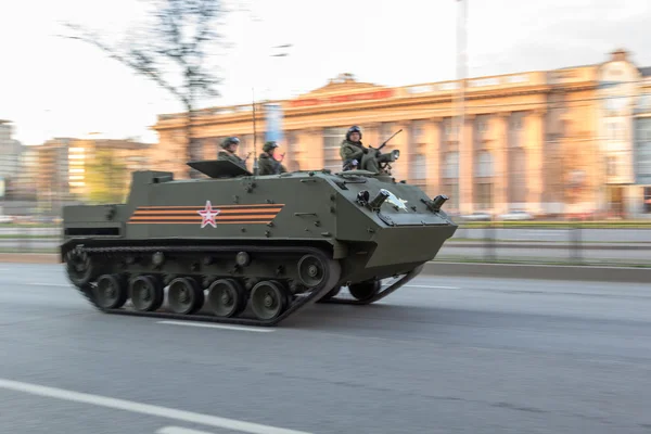 MOSCOW - MAY 4, 2015: Military vehicles on Leningradsky Prospekt — Stock Photo, Image